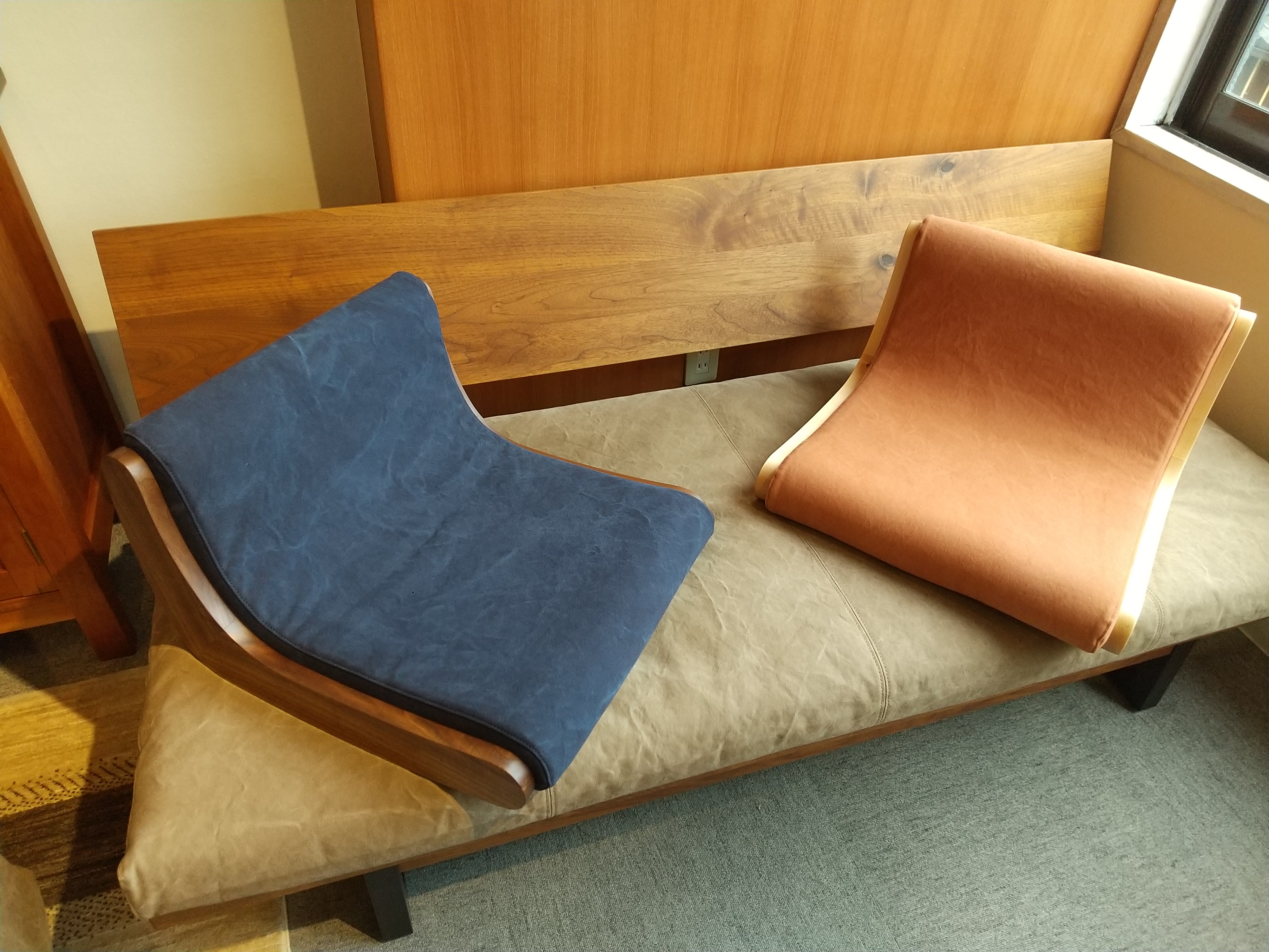 また生地の張り替えも容易です【2色セット】COTTAチェア　コッタチェア（座椅子・ロッキング）｜広松木工